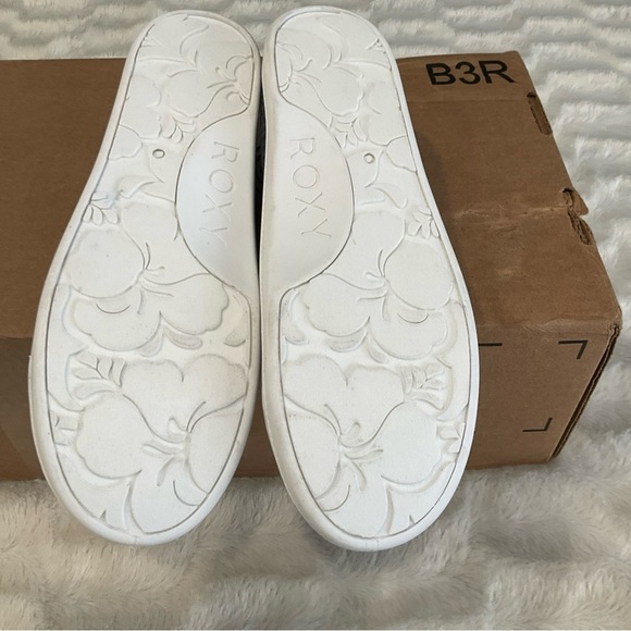 Roxy Women’s Slip On Blue Striped W/ Rainbow Detail Size 5 - Picture 4 of 6